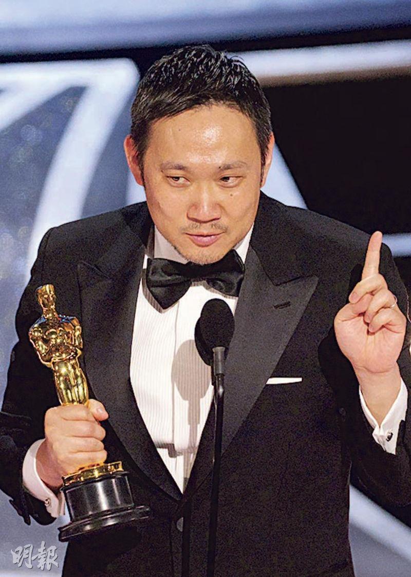 濱口龍介執導的《Drive My Car》摘下最佳國際電影獎，不過發言時一度被音樂響起打斷。（法新社）