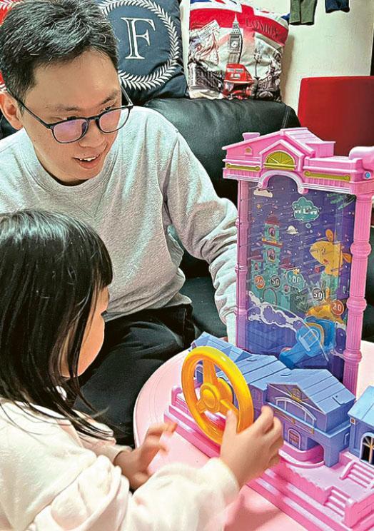 在暑假前，廿四孝爸爸Rio為子女蒐羅不同類型的玩具，既可幫小朋友解悶，也帶來不同的刺激和學習。（受訪者提供）