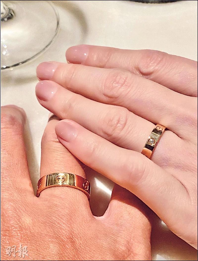 兩人昨晚在社交網分享戴婚戒手牽手的照片。（網上圖片）