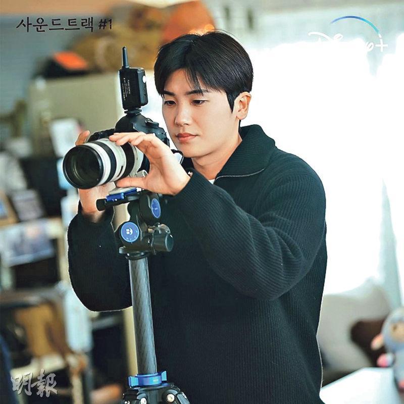 朴炯植退伍後頻頻接戲，在《單戀原聲帶》扮演攝影師。