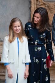 2019年4月21日，西班牙王后萊蒂西婭（右）與女兒Princess Leonor一同出席復活節活動。（法新社）