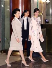 2018年11月28日，國家主席習近平夫人彭麗媛（左）及西班牙王后萊蒂西亞（右）參觀西班牙皇家歌劇院。（新華社）
