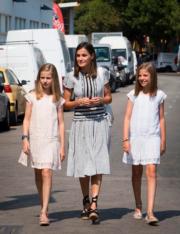 2018年8月4日，西班牙王后萊蒂西亞（中）和女兒萊昂諾爾（左）、蘇菲亞（右）前往觀看划船比賽，母女三人衣著輕鬆舒適。（法新社）