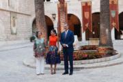 2018年8月3日，西班牙王后萊蒂西亞（中）與太后索菲亞（左）齊齊著上藍調子花卉圖案服飾。右為西班牙國王費利佩六世。（Casa de S.M. el Rey Twitter圖片）