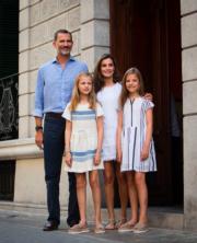 西班牙國王費利佩六世、王后萊蒂西亞與兩名女兒（法新社）