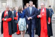2017年7月，西班牙國王費利佩六世（前排右二）與王后萊蒂西亞（前排左二）到訪英國西敏寺。（Westminster Abbey facebook圖片）