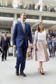 2017年7月，西班牙國王費利佩六世（左）、西班牙王后萊蒂西亞（右）到訪英國。（法新社）