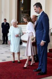 2017年7月，西班牙國王伉儷到訪英國，圖為王后萊蒂西亞（中）輕扶英女王伊利沙伯二世。（法新社）