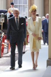 2017年7月，西班牙國王伉儷到訪英國，西班牙王后萊蒂西亞（右）穿上粉黃色套裝與愛丁堡公爵菲臘親王（左）同行。（法新社）