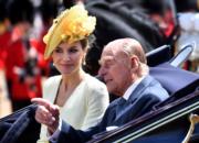 2017年7月，西班牙國王伉儷到訪英國，圖為西班牙王后萊蒂西亞（左）穿上粉黃色套裝，與愛丁堡公爵菲臘親王（右）乘坐馬車前往白金漢宮。（法新社）