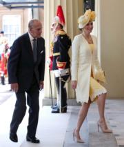 2017年7月，西班牙國王伉儷到訪英國，圖為西班牙王后萊蒂西亞（前）穿上粉黃色套裝與愛丁堡公爵菲臘親王（後）。（法新社）