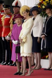2017年7月，西班牙王后萊蒂西亞（右）與英女王伊利沙伯二世（左）。（法新社）