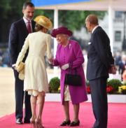 2017年7月，西班牙國王伉儷到訪英國，圖為西班牙王后萊蒂西亞（左二）與英女王伊利沙伯二世握手。（法新社）