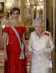 2017年7月，西班牙國王伉儷到訪英國，圖為西班牙王后萊蒂西亞（左）與英女王伊利沙伯二世（右）合照。（法新社）