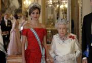 2017年7月，西班牙國王伉儷到訪英國，圖為西班牙王后萊蒂西亞（左）與英女王伊利沙伯二世（右）合照。（法新社）