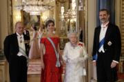 2017年7月，西班牙國王伉儷到訪英國，與愛丁堡公爵菲臘親王（左一）、英女王伊利沙伯二世（左三）合照。（法新社）