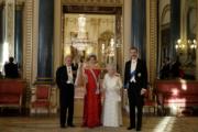 2017年7月，西班牙國王伉儷到訪英國，與愛丁堡公爵菲臘親王（左一）、英女王伊利沙伯二世（左三）合照。（法新社）