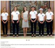 2017年9月，西班牙王后出席活動，一襲灰色條紋貼身直身裙，盡顯美態。（www.casareal.es網站截圖）