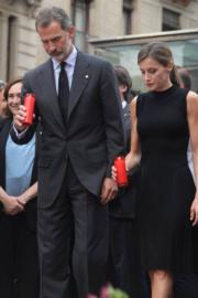 2017年8月，西班牙巴塞隆拿受到恐襲，西班牙國王伉儷出席悼念活動。（法新社）