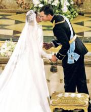 2004年5月，萊蒂西亞（左）與西班牙王儲費利佩（右，現為國王）結婚。（資料圖片）