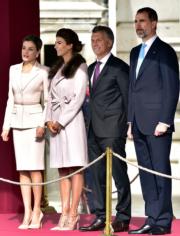2017年2月，西班牙王后萊蒂西亞（左起）、阿根廷第一夫人Juliana Awada、阿根廷總統馬克里、西班牙國王費利佩六世（法新社）