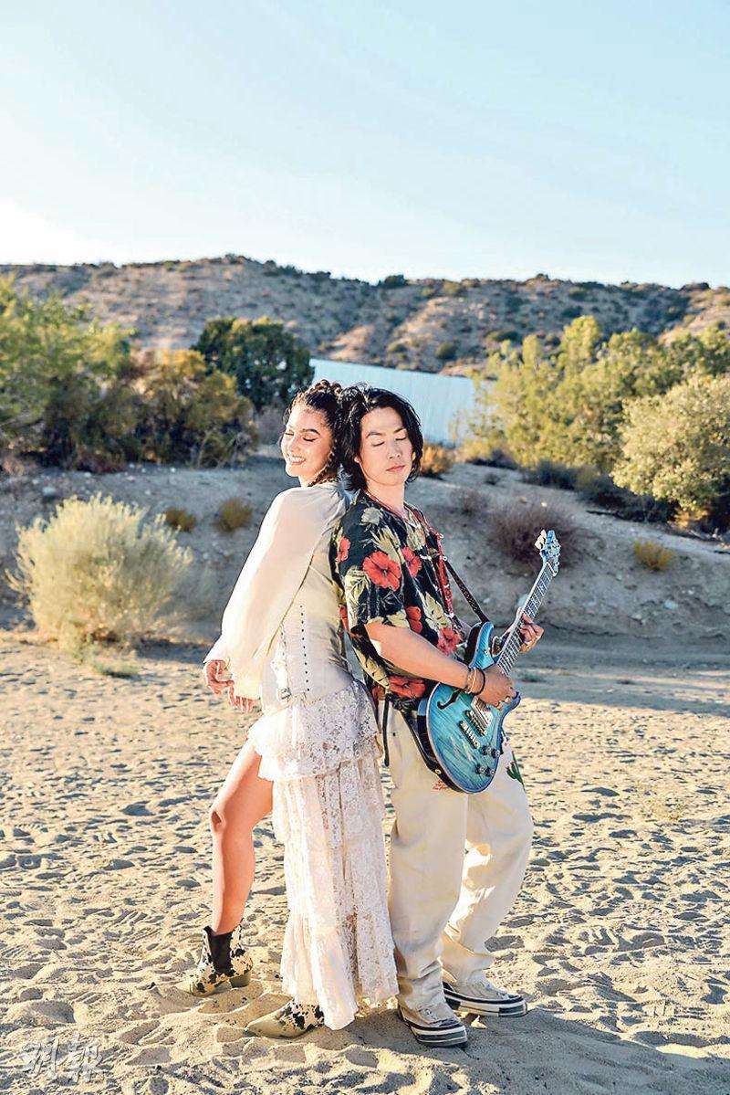 吳建豪（右）新歌MV與女模在沙漠中跳舞。