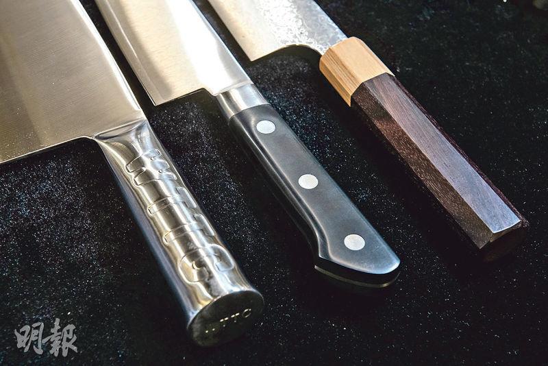 刀柄有講究——鋼柄（左）與刀身無縫相連，不易藏菌；塑膠刀柄（中）耐用、不易入水；而木製刀柄（右）不滑手，適合處理海產食材。（朱安妮攝）