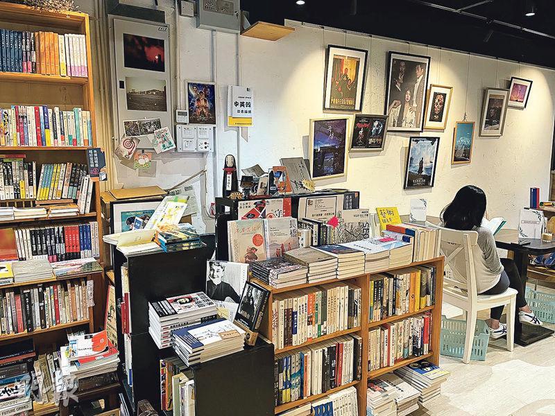 土瓜灣都市空間設有書店和cafe，吸引讀者留在書店空間，花更多時間閱讀。（胡筱雯攝）
