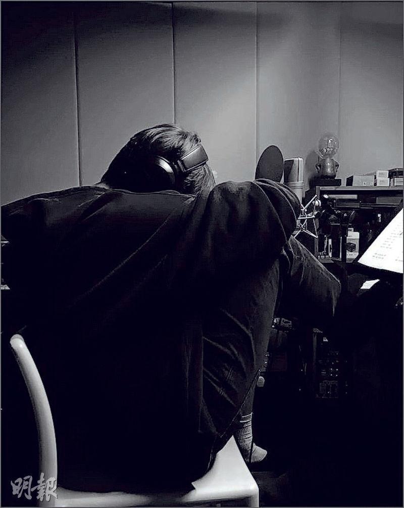 姜濤昨日凌晨上載身處錄音室的照片，留言「總有人要跨出第一步」。（網上圖片）