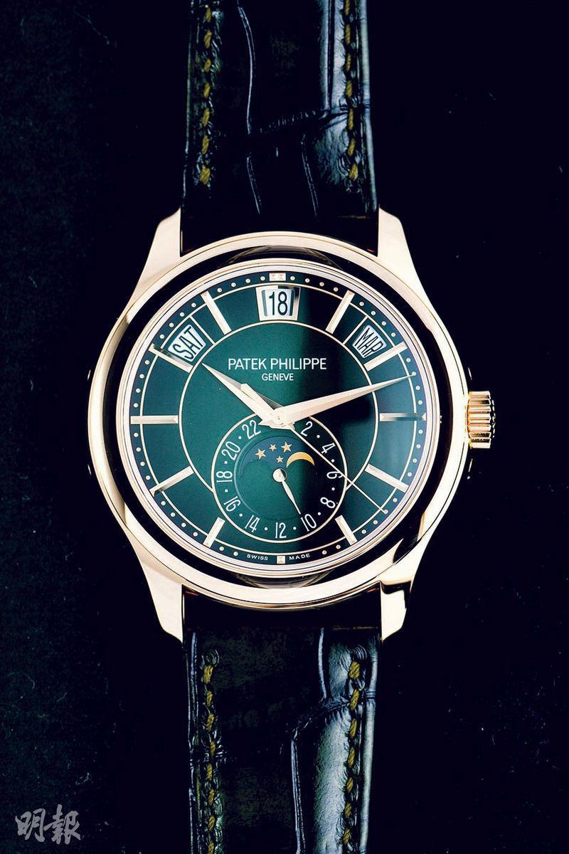 編號5205R-011腕表今年推出以玫瑰金製造，表盤由中央綠色漸變至周邊黑色的新款。$398,900（黃志東攝）