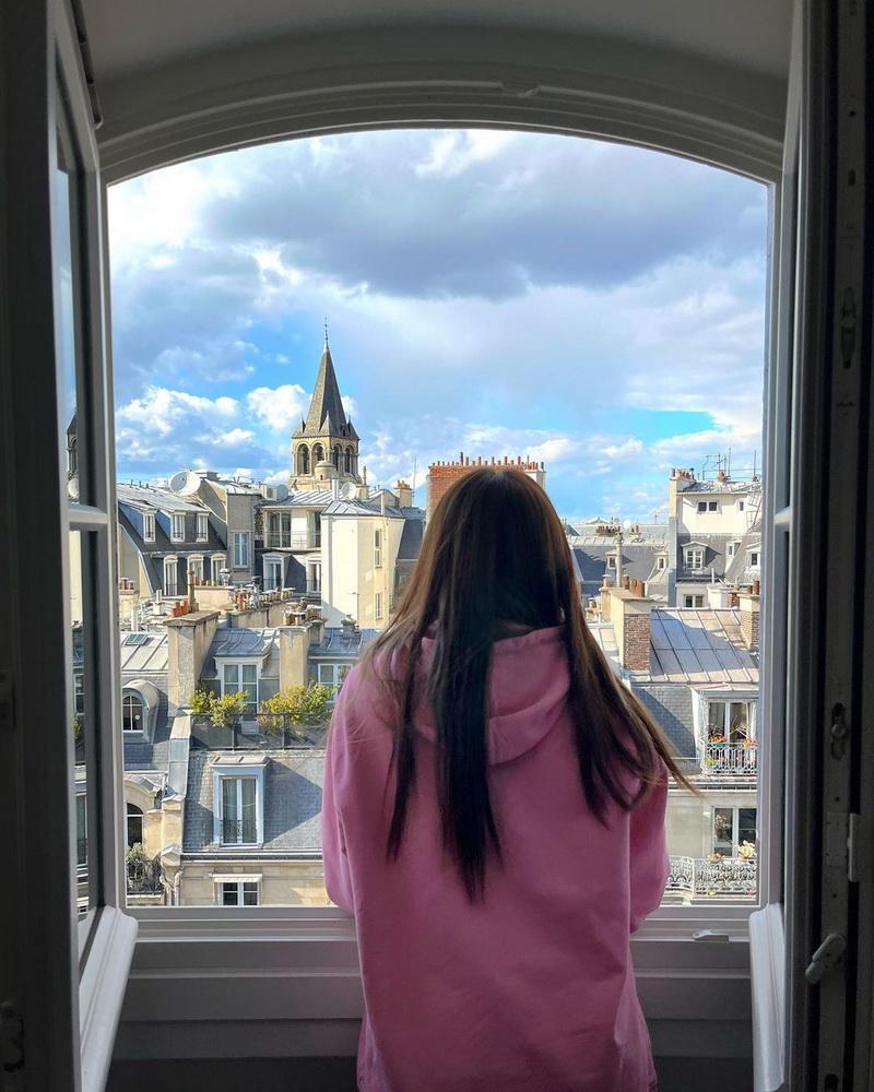 余思霆慨嘆在巴黎的大部分時間都是留在房間看窗外風景。（余思霆Instagram圖片）