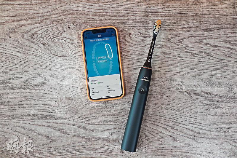 旗艦電動牙刷——最新旗艦電動牙刷Philips Sonicare AI可連線至手機Sonicare App，即時顯示刷牙情况及建議。配搭最新A3 Premium All in One多功能刷頭，用久了牙刷會提示更換（刷頭3支裝$368）。（JJ攝）