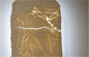 李卓媛的作品是以婆婆在家人大合照中所穿的長衫壓印製成瓷片（圖），再轉化為銀鹽相紙的影像，她特意選了有裂紋的瓷片，剛好直通心臟位置。（受訪者提供）