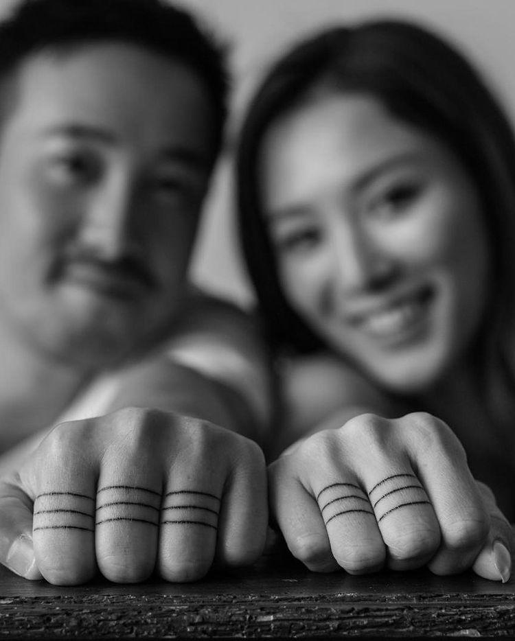 曾國祥、王敏奕當年分別在手指上紋上9個圈及6個圈，代表他們的結婚日期。（王敏奕Instagram圖片）