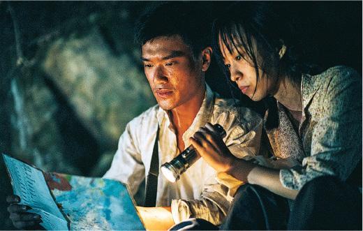 電影中由年輕人重演幾段歷史場面，包括文革大逃港潮，從今昔類似的經歷交疊，製造交流與反思的空間，嘗試回應「香港是什麼」的問題。（受訪者提供）