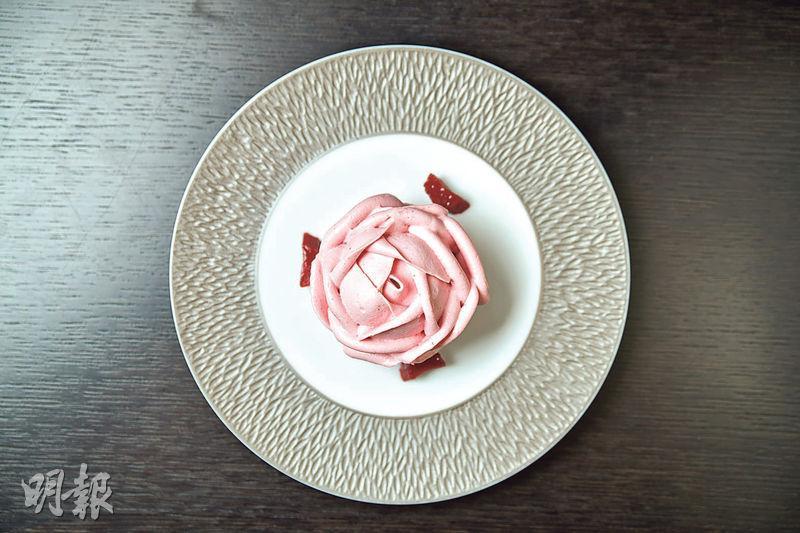 「玫瑰」甜品——甜品製成粉紅色玫瑰花造型，非常IG-able。（6道菜晚餐菜式）（黃志東攝）