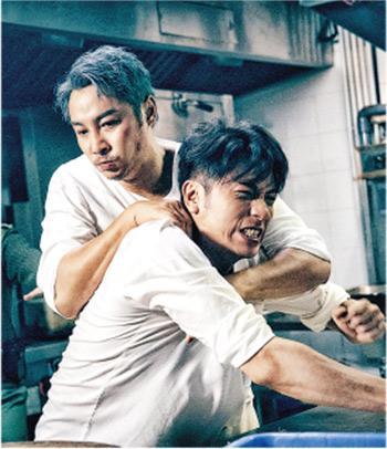 譚耀文（左）與吳卓羲在戲中有多場埋身肉搏對打戲。