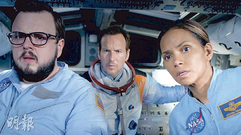 尊畢利（左起）從未受訓，卻能跟太空人柏德烈韋遜和荷爾芭莉一起登陸月球，劇本之荒謬可見一斑。