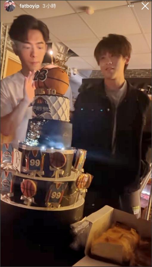 姜濤獲劇組送上五層高籃球蛋糕好驚喜。（梁業Instagram視頻截圖）