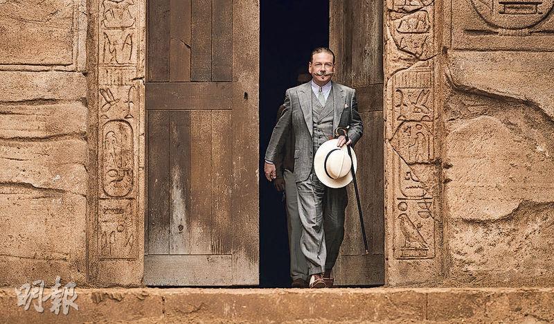 堅尼夫班納除了執導，還飾演神探Hercule Poirot，電影開首解開他留鬍子之謎。