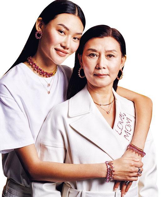 Swarovski推出全新形象企劃「Love, Mom」，向母親們致敬，並推出一系列時尚百搭的新產品，$465至$6000。（品牌提供）