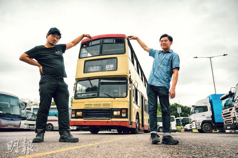 擁有一輛巴士是不少巴士迷的終極夢想，也是P先生（左）和阿Tin（右）引以為傲的收藏品。（林靄怡攝）