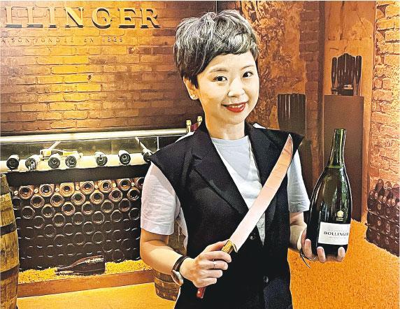 用刀開香檳——體驗館的亮點節目是Sabrage以香檳刀開香檳的獨特體驗活動。還記得我第一次玩Sabrage是在法國，如今難於飛去法國，就在香港止止渴，一嘗以軍刀開Bollinger香檳的豪邁。（作者提供）