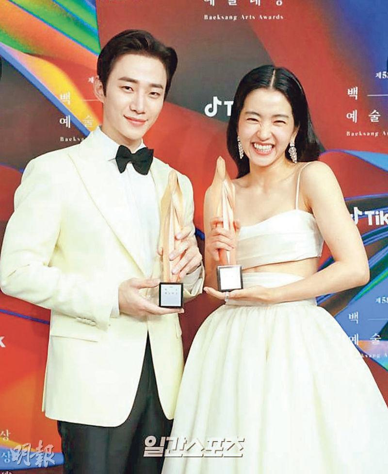 俊昊（左）與金泰梨（右）各奪兩獎，分別獲頒最佳電視劇集的男女主角，以及觀眾投票的人氣獎。