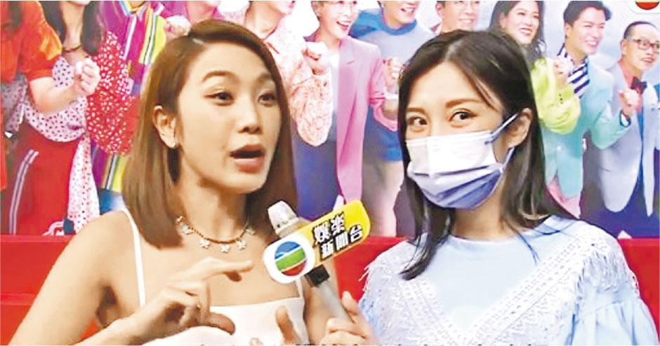 TVB娛樂新聞台主播賴彥妤（右）問姜麗文（左）如何跟媽咪慶祝母親節，提問後一臉驚慌望向鏡頭外，相信是有同事提醒她不應問此問題。（視頻截圖）