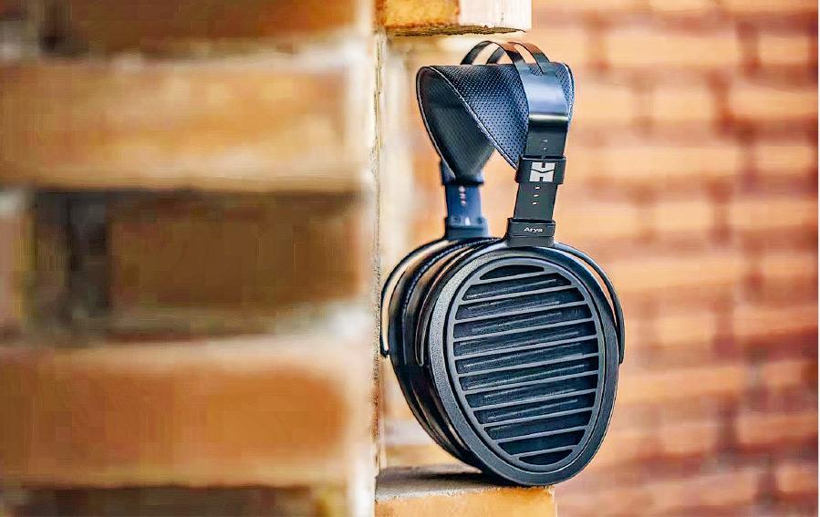 細緻音質——HIFIMAN Arya隱形磁鐵版平板耳機，雖然比其他使用動圈或動鐵耳機大而重，但由於平板耳機的振膜夠厚，頻率範圍更廣闊，能夠呈現更細緻的音質。（品牌提供）