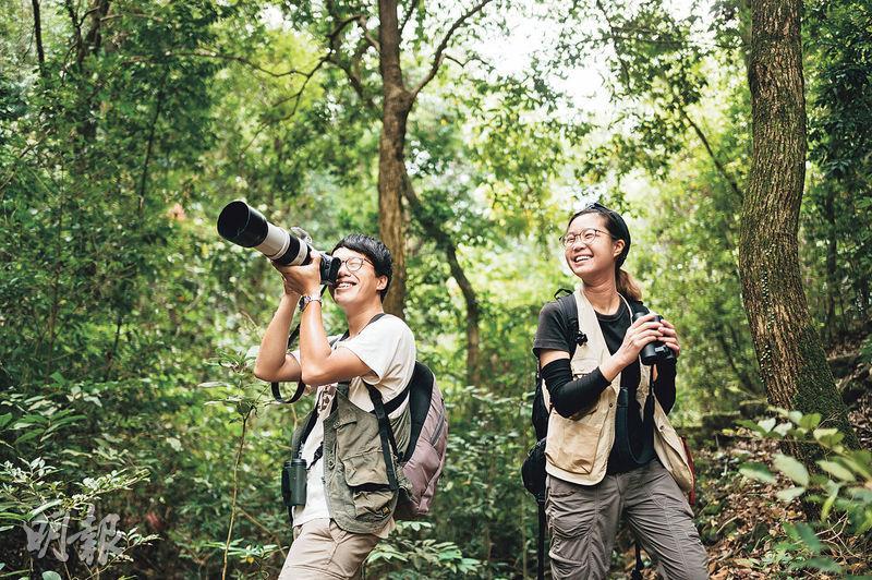 愛好自然——Matthew（左）與凱靈（右）是一對喜愛生態的夫妻，在2018年創立嗚鴉自然教室，舉辦各種生態導賞團，並且在社交媒體上分享有趣的鳥類、昆蟲等知識。（註：受訪者按拍攝需要暫除口罩）（蘇智鑫攝）