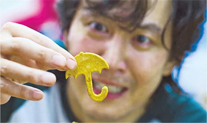韓國傳統小食——去年韓劇《魷魚遊戲》風靡全球，不少網民紛紛學習製作劇中出現的韓國傳統小食椪糖，掀起一陣熱潮。（網上截圖）