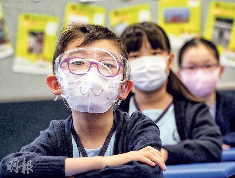 在第五波疫情下恢復面授課，有學生做足保護措拖，除戴口罩外，也戴上防疫面罩。（李紹昌攝）