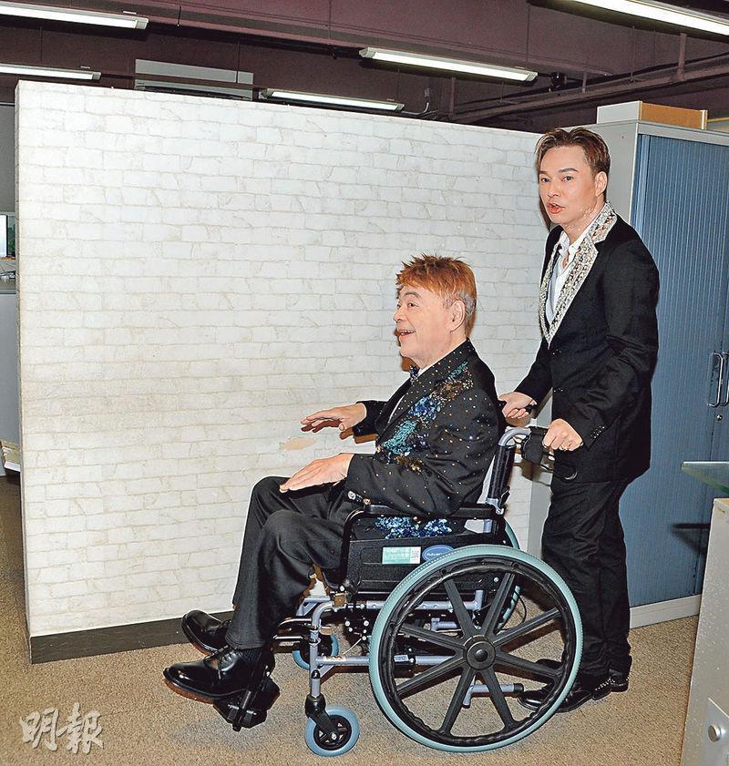 坐輪椅的張偉文由監護人方俊推出場見傳媒。（攝影/記者：陳釗）
